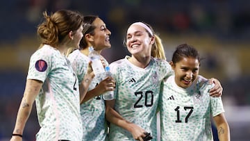 Jugadoras de la Selección Mexicana Femenil festejan un gol en contra de República Dominicana.