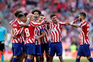 Los jugadores rojiblancos celebran el 2-1 de Antoine Griezmann al Almería. 