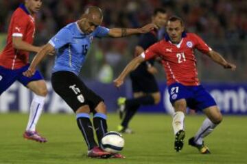 Marcelo Díaz se lesionó en un amistoso contra Inglaterra, donde terminó con una costilla rota. Días después, igualmente, jugó ante Brasil en Canadá.