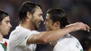 <b>FELIZ.</b> Cristiano se abraza a Hugo Almeida tras el gol de este último.
