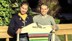 Peter Sagan posa con el maillot arcoiris de campe&oacute;n del mundo junto a Ralph Denk, manager del equipo Bora-Argon. El ciclista eslovaco ser&aacute; la estrella del equipo Bora-Hansgrohe para la temporada 2017 en su debut en el UCI World Tour.