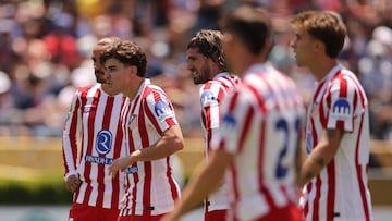 Soccer Football - FIFA Club World Cup - Group B - Paris St Germain v Atletico Madrid - Rose Bowl Stadium, Pasadena, California, U.S. - June 15, 2025 Atletico Madrid's Antoine Griezmann and Julian Alvarez prepare to take a free kick REUTERS/Daniel Cole