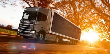 Scania prueba un camión solar para ver cuánto ahorra en combustible