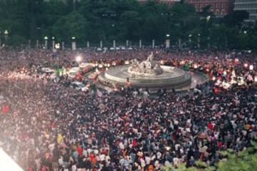 Apoteósico fue el recibimiento que tuvieron los héroes de Amsterdam a su regreso a la capital española. Miles de personas jalearon a los conquistadores de la Séptima a lo largo del recorrido desde Barajas hasta la fuente de La Cibeles.