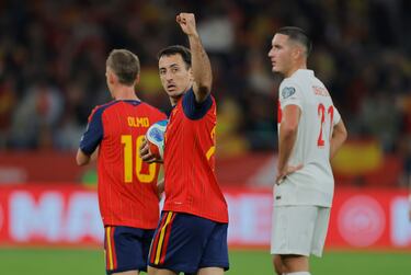 2-2.  Mikel Oyarzabal celebra el segundo tanto.