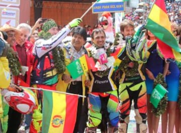 La caravana del Dakar llega a La Paz, donde les recibió Evo Morales,  después de la suspensión de la sexta etapa por las fuertes lluvias.