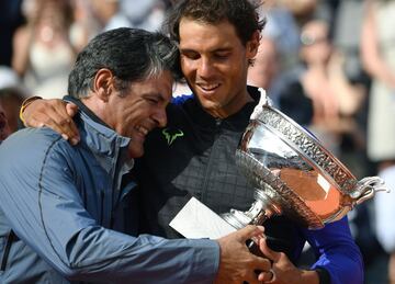 Rafa Nadal abraza a Toni Nadal. 