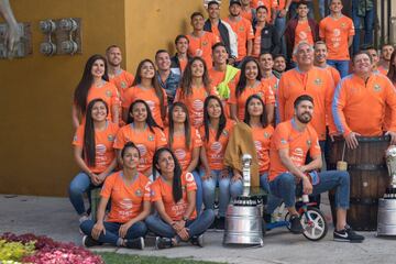 El equipo femenino también puso su trofeo para la foto. Las jugadoras de América fueron campeonas la temporada anterior.