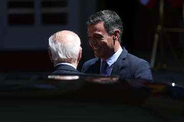 El presidente de los Estados Unidos, Joe Biden (i), es recibido por el presidente del Gobierno, Pedro Sánchez (d), a su llegada a una reunión en el Palacio de La Moncloa.