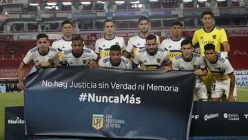 AVELLANEDA, ARGENTINA - MARCH 28: Players of Boca Juniors pose holding a flag that reads "No justice without truth and remembrance, Never Again" as Argentina commemorates 45 years after the last coup before a match as part of Copa de la Liga Profesional 2021 between Independiente and Boca Juniors at Estadio Libertadores de America on March 28, 2021 in Avellaneda, Argentina. (Photo by Daniel Jayo/Getty Images)