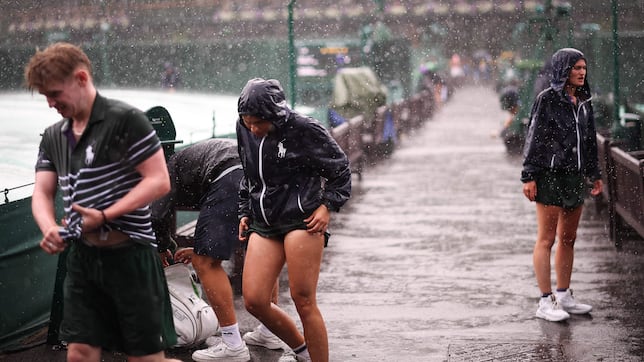 Un diluvio interrumpe el accidentado calentamiento de Alcaraz