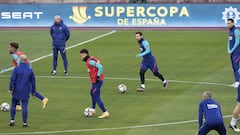 Leo Messi controla un bal&oacute;n en el inicio de la sesi&oacute;n de entrenamiento del Barcelona en el estadio de la final demostrando que el argentino mejora de sus molestias musculares .
 
 