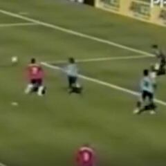 La jugada más curiosa de la Roja en el Centenario: ¡Salas 'evitó' un gol de Chile!