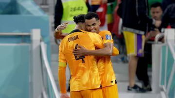 Virgil van Dijk y Cody Gakpo se abrazan para celebrar un gol de Países Bajos en Qatar 2022.