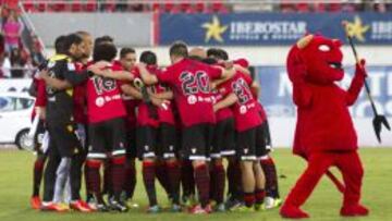 Los jugadores del RCD Mallorca celebran la victoria de su equipo en el encuentro de la antepenúltima jornada de la Liga Adelante disputado esta tarde en el Iberostar Estadio ante el UD Las Palmas.