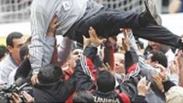 <b>MANTEADO. </b>Túnez celebra con su técnico el pase a semifinales.