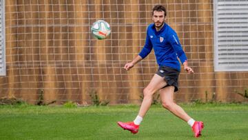 Lekue goleando un bal&oacute;n en Lezama.