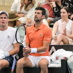 Djokovic pierde en dobles antes de debutar en individuales