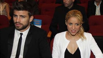 Gerard Piqué y Shakira sentados en una sala