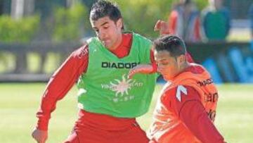 <b>¿CANDIDATO? </b>Javier Portillo, durante un entrenamiento con el Osasuna, junto a Camuñas.