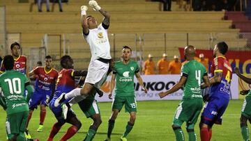 El arquero Novoa empata con golazo al Deportivo Pasto