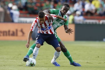 Luis Narváez, de penal, le dio la victoria a los dirigidos por Julio COmesaña. Los verdes, que celebraban el 'Día del Hincha Verdolaga', terminaron con 10.