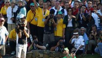 <b>AL AGUA. </b>Sergio García tuvo que sacar una bola del agua.