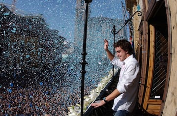 Fernando Alonso en Oviedo celebrando con sus paisanos el mundial de 2006. 