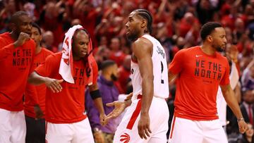 Los jugadores de los Toronto Raptors felicitan a Kawhi Leonard por su actuaci&oacute;n en el tercer partido frente a los Milwaukee Bucks.