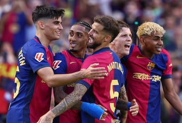 Raphinha celebra con el resto de jugadores del Barcelona el 4-2 al Real Madrid. 