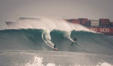 El Mundial de Surf Maui and Sons Arica Pro Tour 2015 , organizado por la Federación internacional de Surf, reune a 60 de los mejores raiders de todo el mundo. Ellos esperan domar la peligrosa ola “El Gringo” que rompe sobre las rocas, lo que la convierte en la competencia mas peligrosa en el circuito mundial.