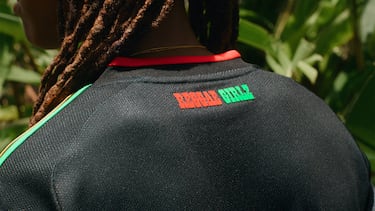 El remate “Reggae Boyz” y “Reggae Girlz” en la base del cuello también utiliza una tipografía inspirada en el logo del sello Tuff Gong de Bob Marley.