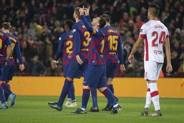 Recibió el balón cerca del pico derecho del área, levantó la cabeza y puso el balón en la escuadra contraria. Golazo de Leo Messi.