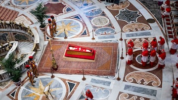 Llegada del féretro del Papa Francisco I a la Basílica de San Pedro, a 23 de abril de 2025, en Ciudad del Vaticano. El féretro del Papa Francisco, fallecido el pasado 21 de abril a los 88 años, se encuentra en la Basílica Papal de San Pedro en el Vaticano para ser velado, tras ser trasladado desde la capilla de la residencia de Santa Marta. A la llegada del féretro a la Plaza de San Pedro se han podido escuchar aplausos que salían de entre los cerca de 20.000 fieles congregados para despedir al Papa.
23 ABRIL 2025;PAPA;MUERTO;FALLECIDO;PADRE;RELIGIÓN;CAPILLA;ARDIENTE;VELATORIO
Stefano Spaziani / Europa Press
23/04/2025