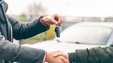 A man bought a secondhand car, right before seeing it stolen by the seller.