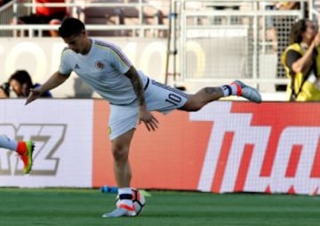 PAS104. PASADENA (CA, EE.UU.), 07/06/2016.- El futbolista colombiano James Rodríguez calienta hoy, martes 7 de junio de 2016, antes de un partido entre Colombia y Paraguay por el Grupo A de la Copa América, en el estadio Rose Bowl de Pasadena, California (EE.UU.). EFE/Juan Carlos Cárdenas