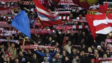 <b>MOVILIZADA. </b>La afición del Atlético, en el encuentro ante el Liverpool. La hinchada rojiblanca espera ansiosa la final copera frente al Sevilla.