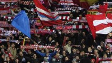 <b>MOVILIZADA. </b>La afici¨®n del Atl¨¦tico, en el encuentro ante el Liverpool. La hinchada rojiblanca espera ansiosa la final copera frente al Sevilla.
