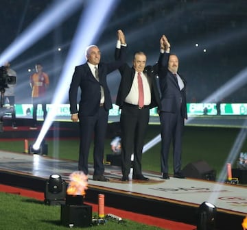 Falcao García fue presentado juntos con los otros refuerzos del Galatasaray en el Türk Telekom Stadium, ante más de 15 aficionados que vibraron cuando anunciaron al delantero colombiano. 
