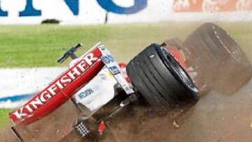 <b>LOCURA. </b>Alonso siempre ha demotrado ser más fiable que los demás en medio del caos y en Australia se libró de acciones como esta entre Fisichella y Piquet, acabando cuarto.