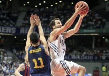 El base del Real Madrid Sergio Rodríguez entra a canasta ante Juan Carlos Navarro.