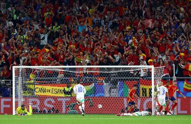 Gran acción de Nico Williams, sacándose un preciso centro a media altura, el cual roza Morata y termina golpeando en Calafiori, que la manda dentro de su propia portería. España insistió por todas las vías posibles para llegar al gol, pero fue italiano quien acabó introduciendo el balón en su propia portería, con Donnarumma vendido.