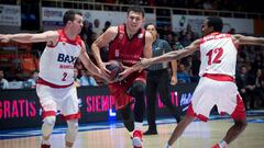 GRAF4024. FUENLABRADA, 09/12/2018.- El jugador del Montakit Fuenlabrada Cruz (c) avanza ante la defensa del Baxi Manresa, durante el partido de la jornada und&eacute;cima de la fase regular de la liga ACB en el pabell&oacute;n Fernando Mart&iacute;n de la localidad madrile&ntilde;a. EFE/Luca Piergiovanni