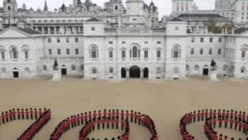 <b>PARADA DE GUARDIAS. </b>La guardia real forma el número 100.