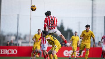 04-01-25. DANI QUEIPO SALTA SOBRE UN JUGADOR DEL LANGREO, EN EL AMISTOSO QUE EL SPORTING DISPUTÓ EN MAREO FRENTE AL EQUIPO DE LA SEGUNDA RFEF.