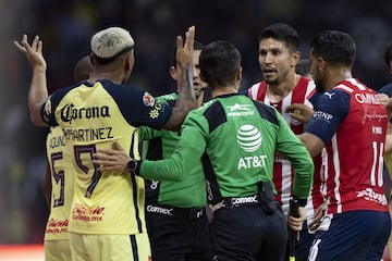 Antes de finalizar la primera mitad, se formó un conato de bronca en el área rojiblanca, sin pasar a mayores.