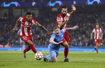 Kevin De Bruyne con Reinildo Mandava y Felipe.