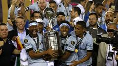 Jugadores de Gremio con el trofeo de la Copa Libertadores ganada en 2017