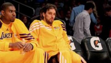 <b>ESPERANDO. </b>Bynum y gasol, en el banquillo.