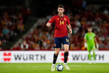 El central zurdo defiende los colores de la Selección Española tras recibir la nacionalidad española en 2021. Laporte estuvo ligado al Athletic desde 2011, cuando cumplió 16 años, hasta 2018 que se marchó al Manchester City. Antes de la EURO 2020 recibió la nacionalidad tras aprobarse en consejo de ministros. Previamente había jugado en las categorías inferiores de la Selección Francesa y fue convocado con la Absoluta de Francia, aunque no llegó a jugar ni un solo minuto.